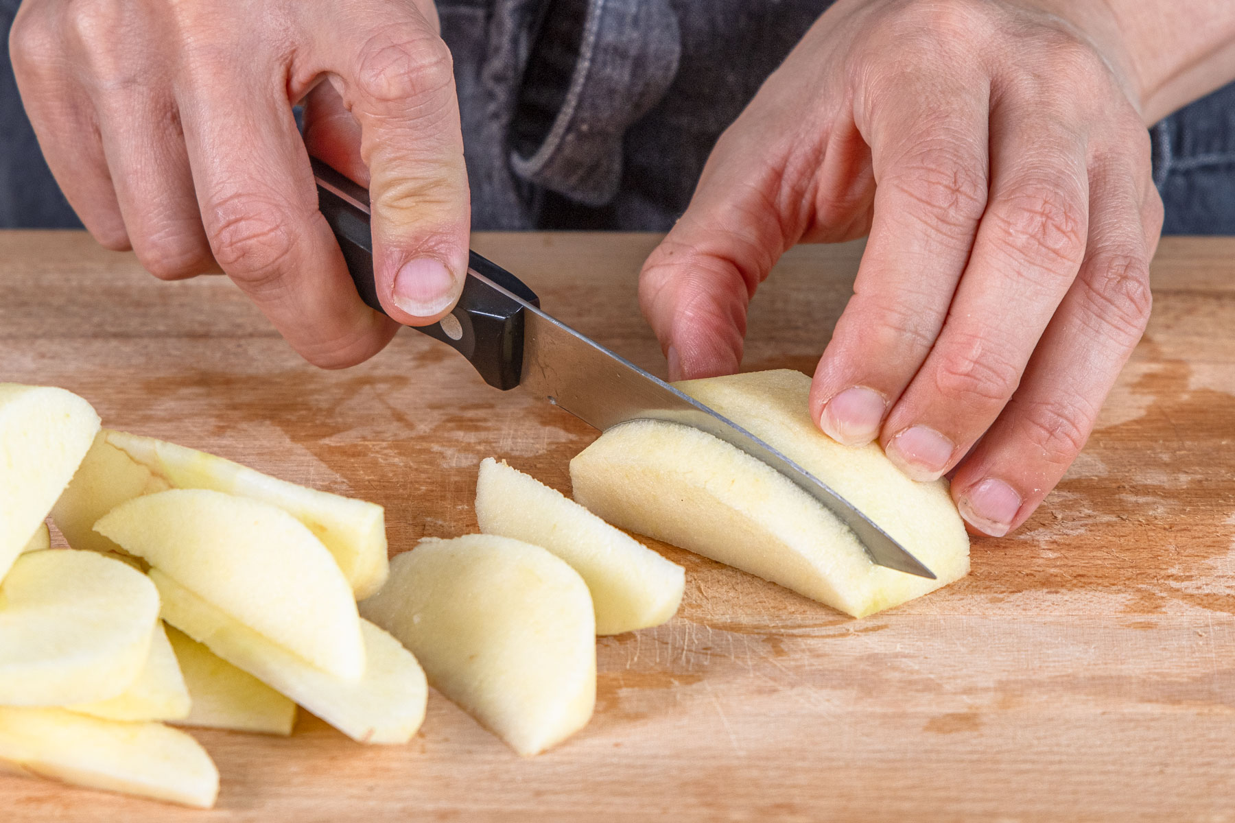 Äpfel in scheiben schneiden