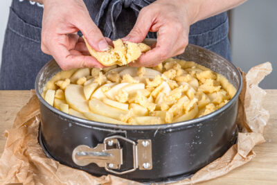 Omas saftiger Apfelkuchen mit Pudding mit Streuseln bedecken