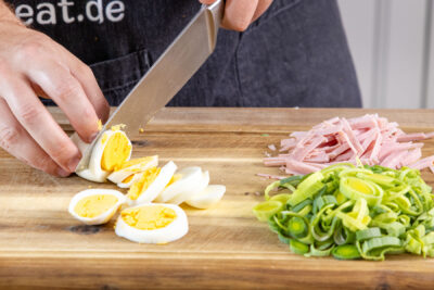 Eier in Scheiben schneiden