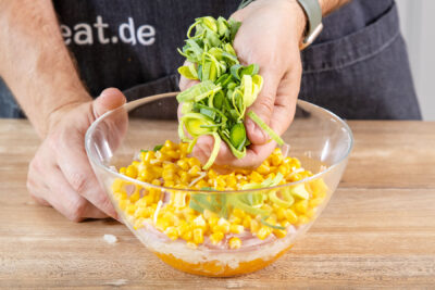 Lauchringe zu Omas Schichtsalat geben