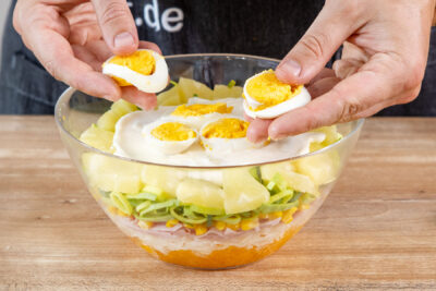 Eierscheiben auf Omas Schichtsalat legen