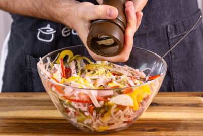 Omas Wurstsalat würzen