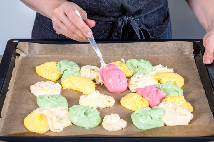 Bunte Teigkleckse aufs Backblech geben