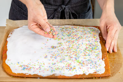 Papageienkuchen mit Streuseln verzieren