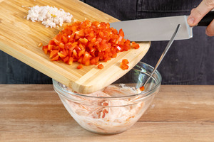 Paprika und Zwiebel zu der Creme geben