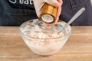 Paprika-Frischkäse-Dip würzen