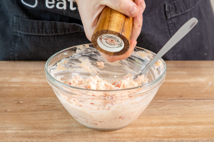 Paprika-Frischkäse-Dip würzen