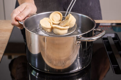 Pelmeni ins kochende Wasser geben