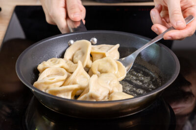 Pelmeni in zerlassener Butter schwenken