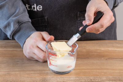 Butter in die Milch geben