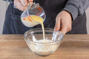 Milch dazu gießen