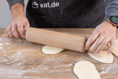 Pfannenbrot ausrollen