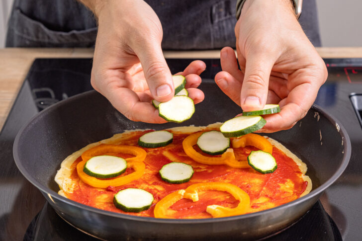 Pfannenpizza belegen