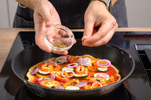 Pfannenpizza würzen