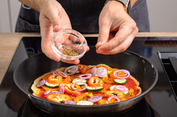 Pfannenpizza würzen