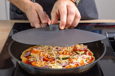 Pfannenpizza abdecken