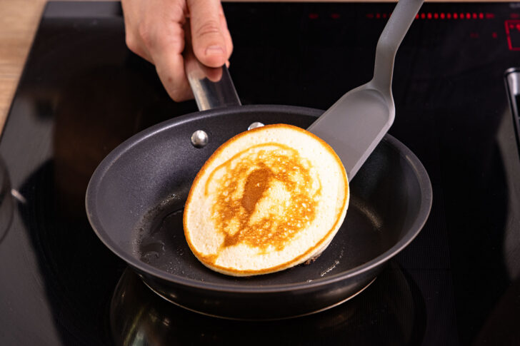 Pfannkuchen mit Eischnee wenden