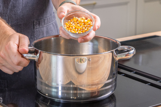 Popcornmais in den Topf füllen