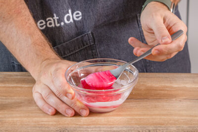 Farbe mit Puderzucker mischen