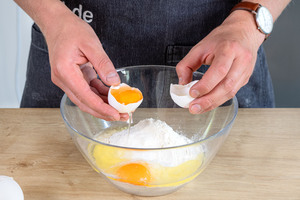 Eier aufschlagen