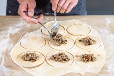 Piroggen Teig in kreise ausstechen und füllen