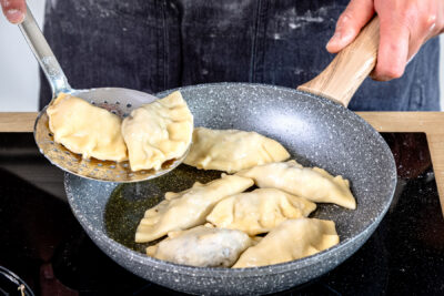 Piroggen in Butter anbraten