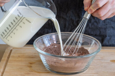 Milch zum Puddingpulver gießen
