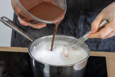Pudding zur Milch gießen und aufkochen