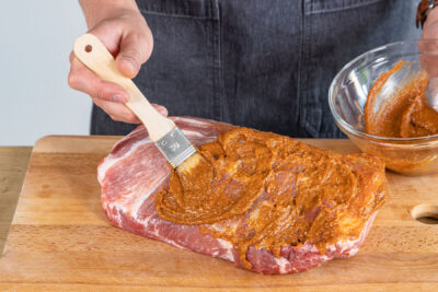 Schweinenacken mit Rub einreiben