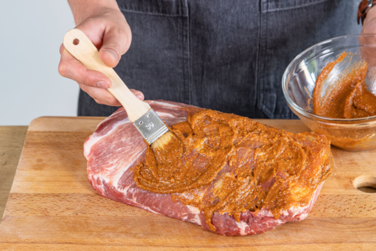 Schweinenacken mit Rub einreiben