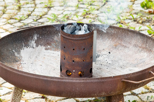Briketts im Anzündkamin anheizen