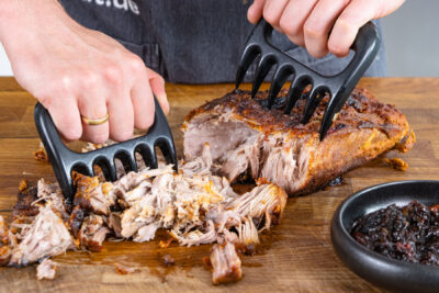 Pulled Pork aus dem Dutch Oven rupfen