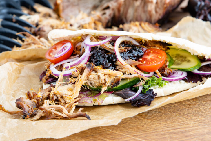 Pulled Pork aus dem Dutch Oven im Fladenbrot