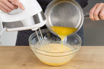 Butter und Eier verrühren