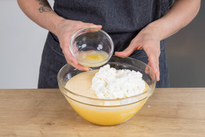 Quarkmasse für den Quark-Streuselkuchen verrühren