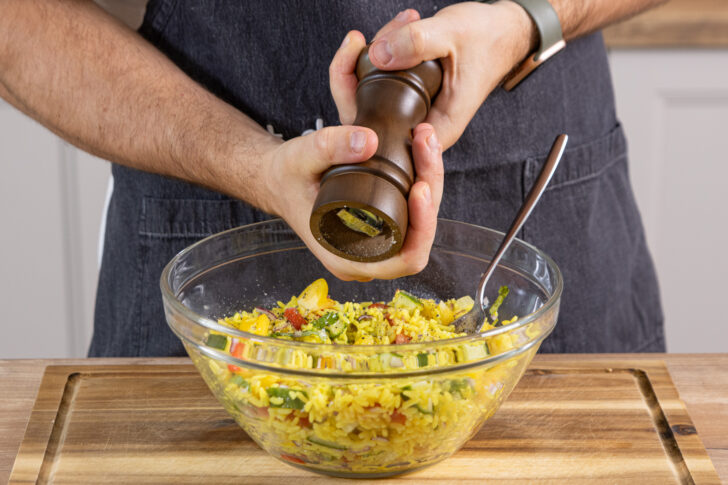 Reissalat mit Curry würzen