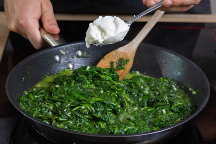 Ricotta unter den Spinat mischen
