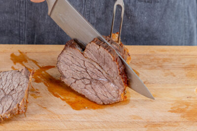 Rinderbraten im Römertopf portionieren
