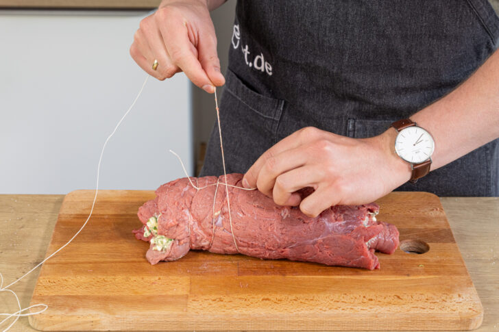 Rinderrollbraten zusammen binden