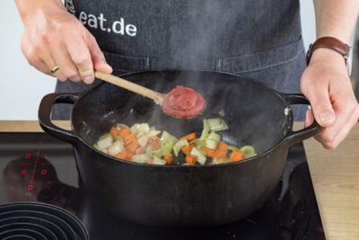 Tomatenmark dazugeben