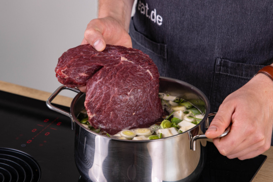 Rindfleisch in Gemüsesud geben
