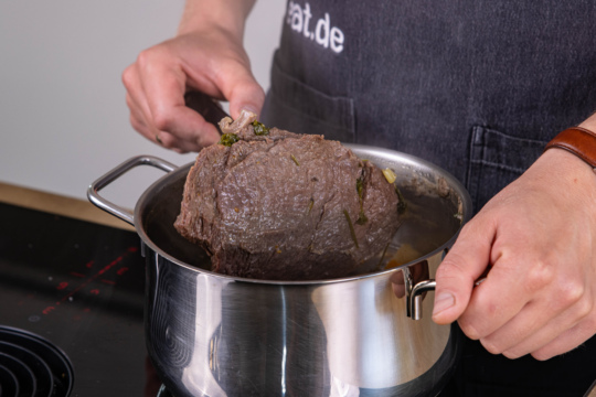Rindfleisch aus Brühe nehmen