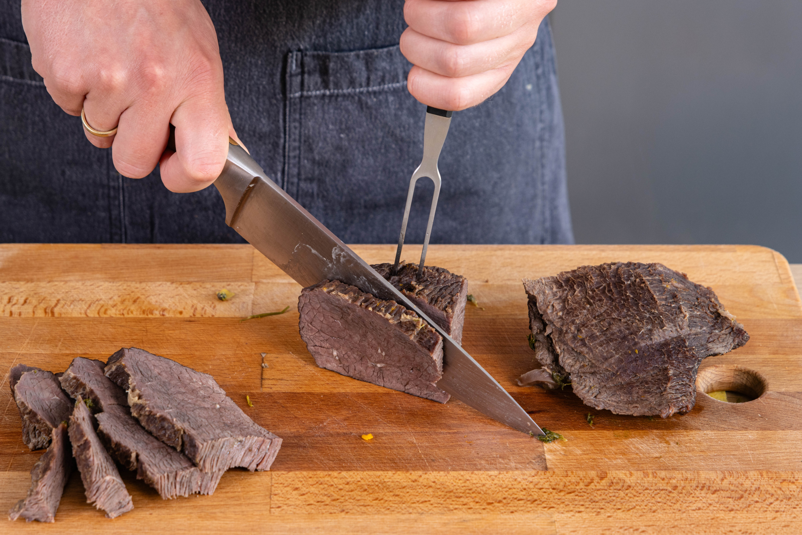 Rinderbraten schneiden