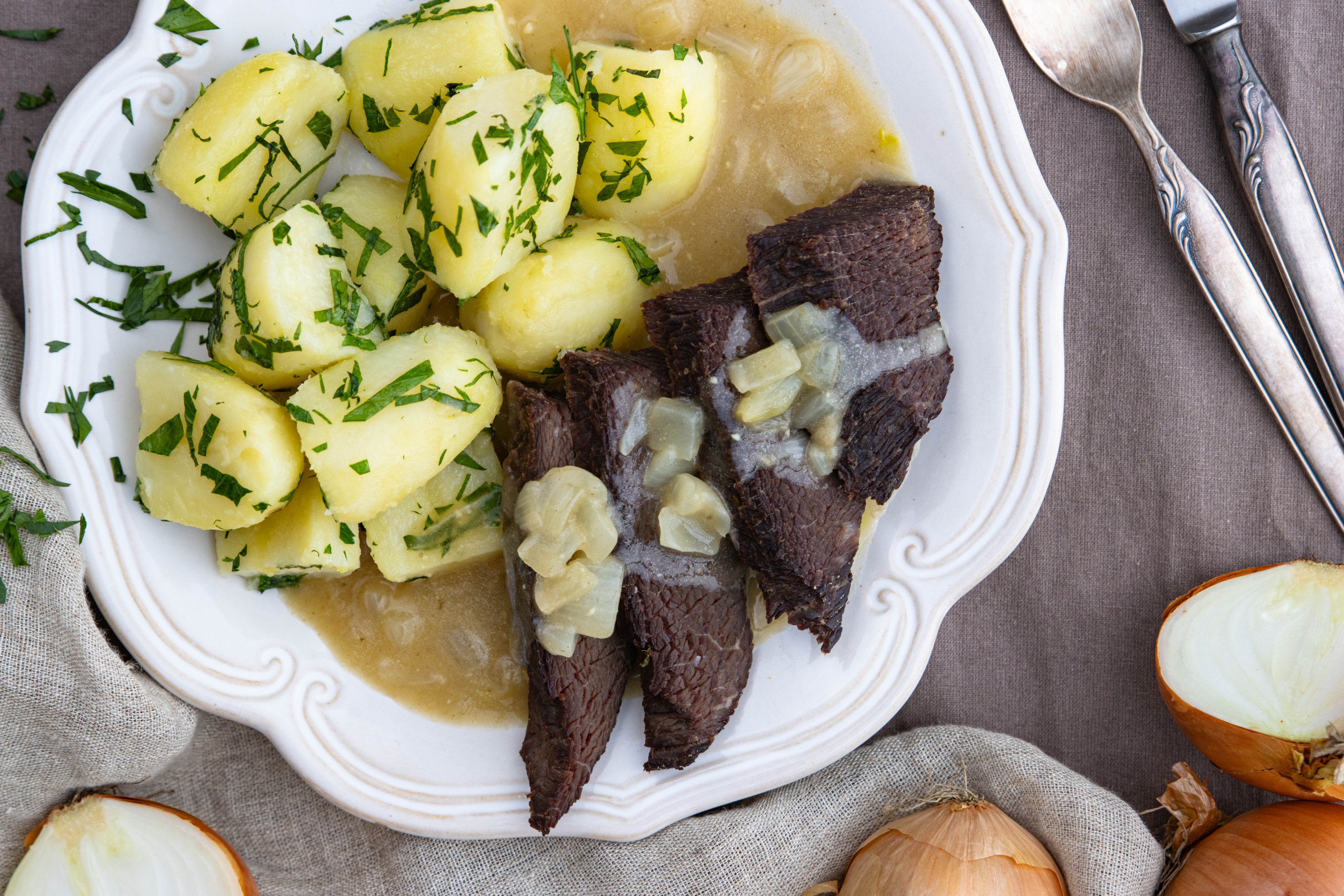 Rindfleisch mit Zwiebelsoße