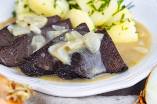 Rindfleisch mit Zwiebelsoße