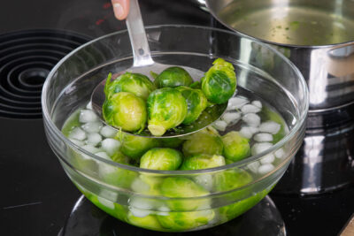 Rosenkohl vorkochen und in Eiswasser abschrecken