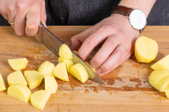 Kartoffeln schälen und in Stücke schneiden