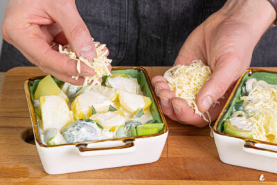 Käse über Rosenkohlauflauf streuen und backen