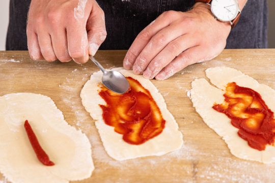 mit Tomatenmark bestreichen
