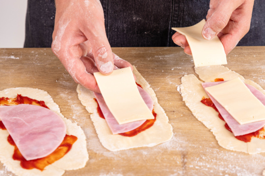 mit Schinken und Käse belegen